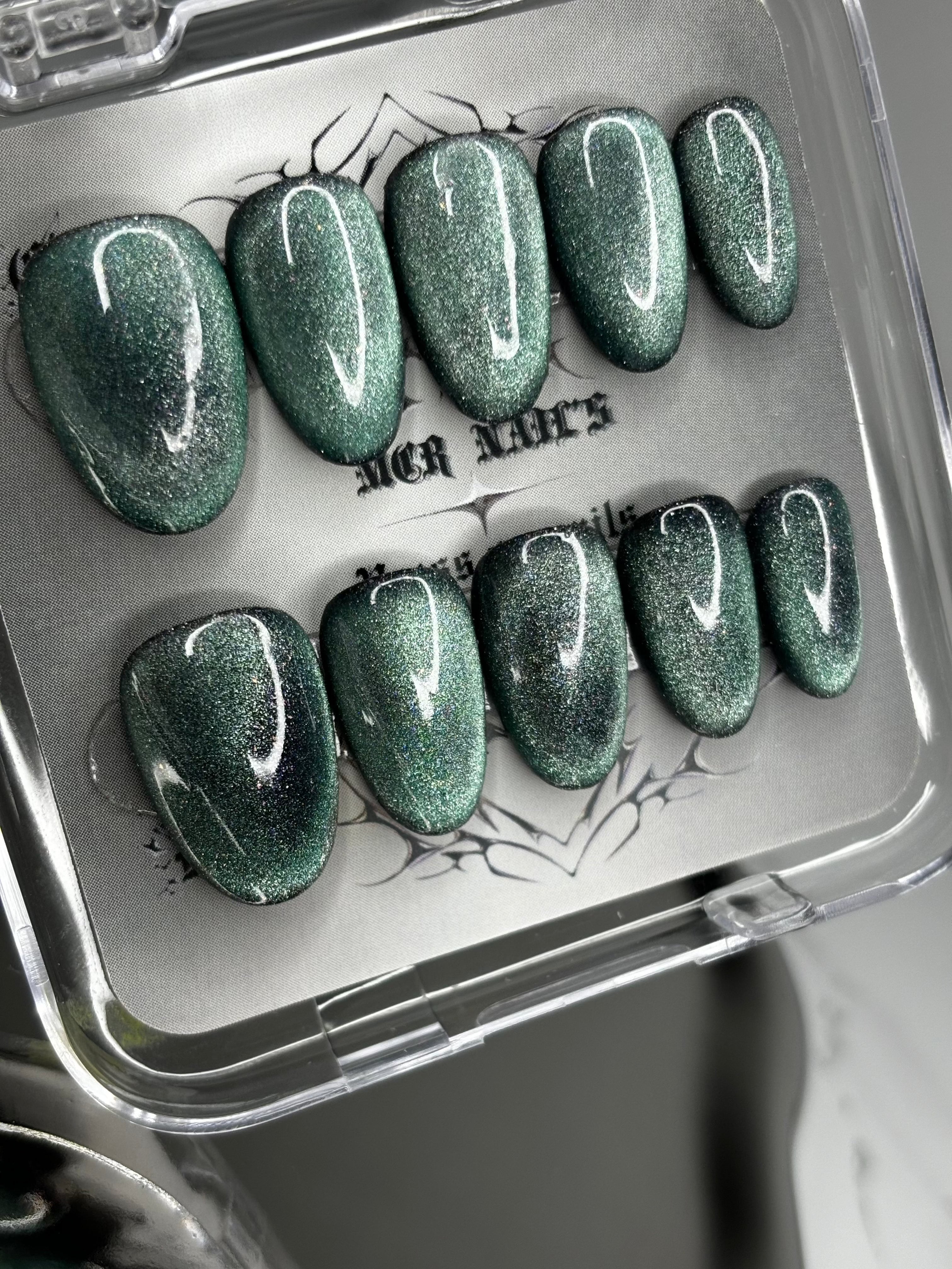 press-on-nails-atramedes