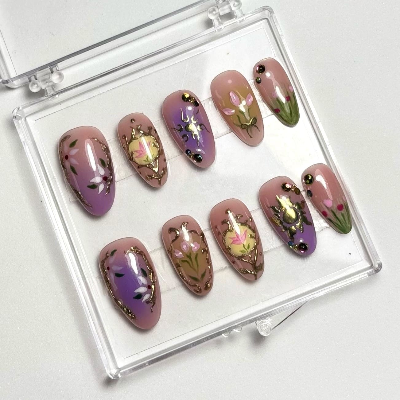 press on nails faits main réutilisables inspiré du Disney Raiponce nail art doré et 3D et nail art fleurs 