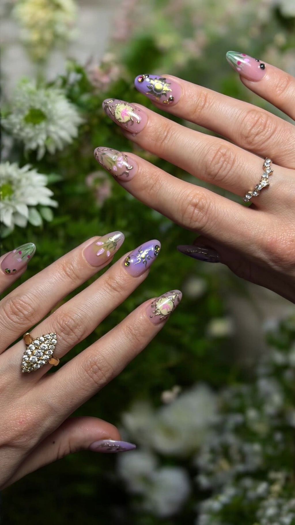 press on nails faits main réutilisables inspiré du Disney Raiponce nail art doré et 3D et nail art fleurs 