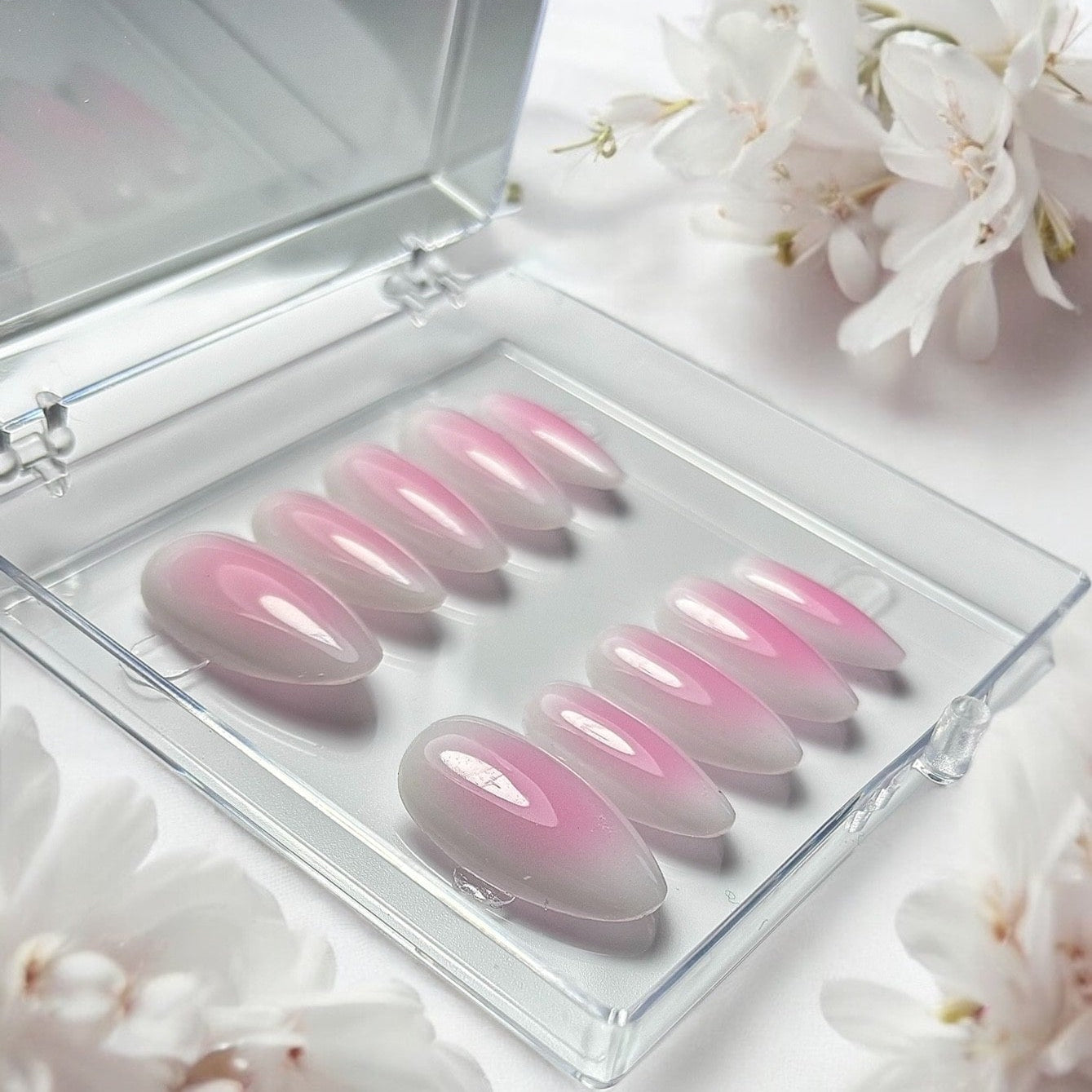 press on nails réutilisables faits main blanc laiteux rose pâle