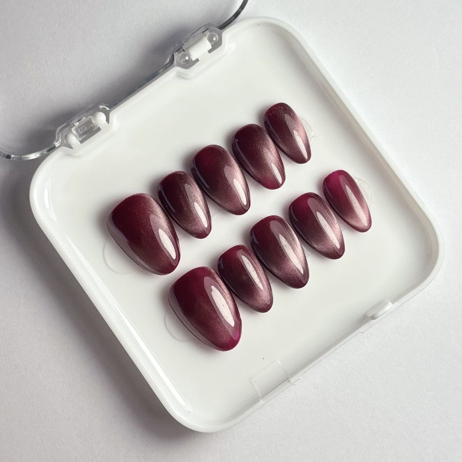 press on nails faits main réutilisables rouge bordeaux cat eyes 