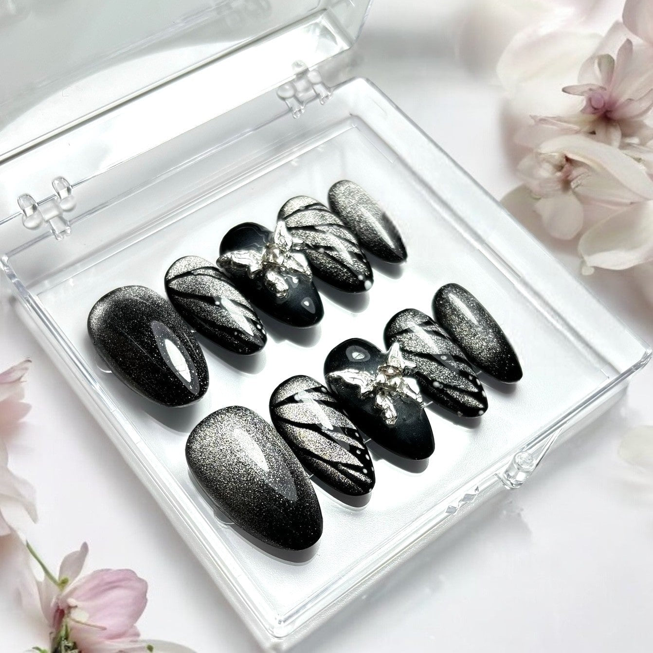 press on nails faits mainr réutilisables noir et cat eyes argenté ailes de papillon effet féérique dark bijoux argenté