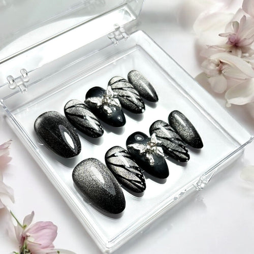 press on nails faits mainr réutilisables noir et cat eyes argenté ailes de papillon effet féérique dark bijoux argenté