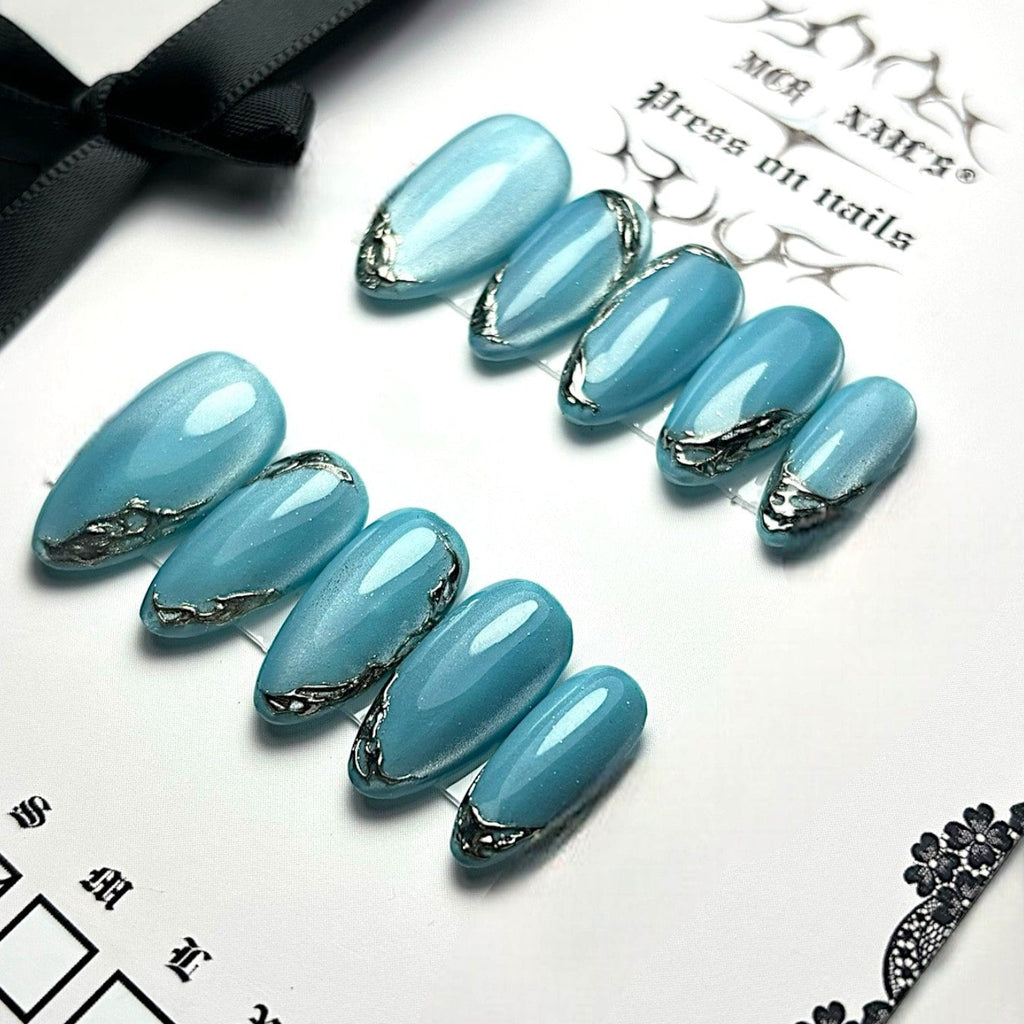 press on nails faits main réutilisables bleu cat eyes et chrome argenté
