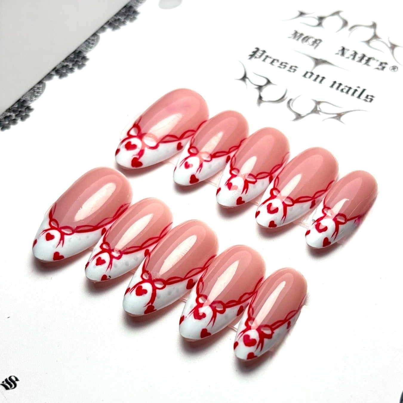 faux ongles réutilisables faits main french avec des coeur girlies