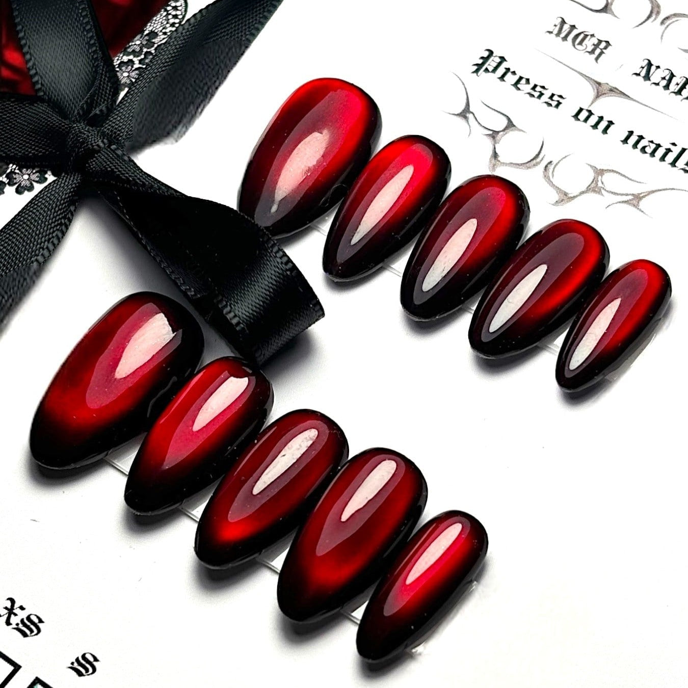 press on nails faits main réutilisables rouge profond cat eyes magique et féérique gothique dark vampire