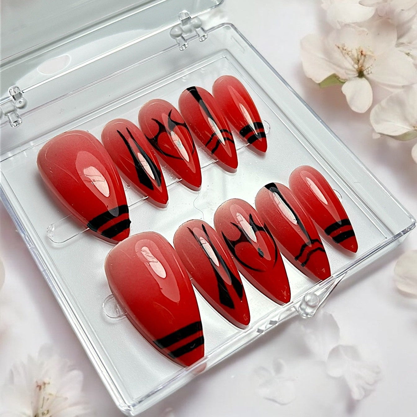 press on nails réutilisables faits main inspiré du manga Sukuna rouge et noir nail art