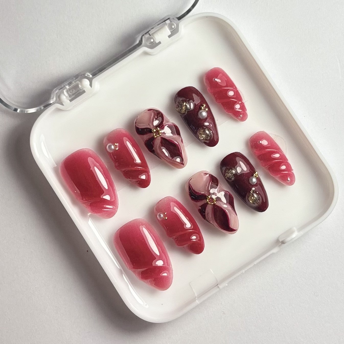 press on nails réutilisables faits main rouge Bordeau fleur 3D perles dorées et blanc nacrée