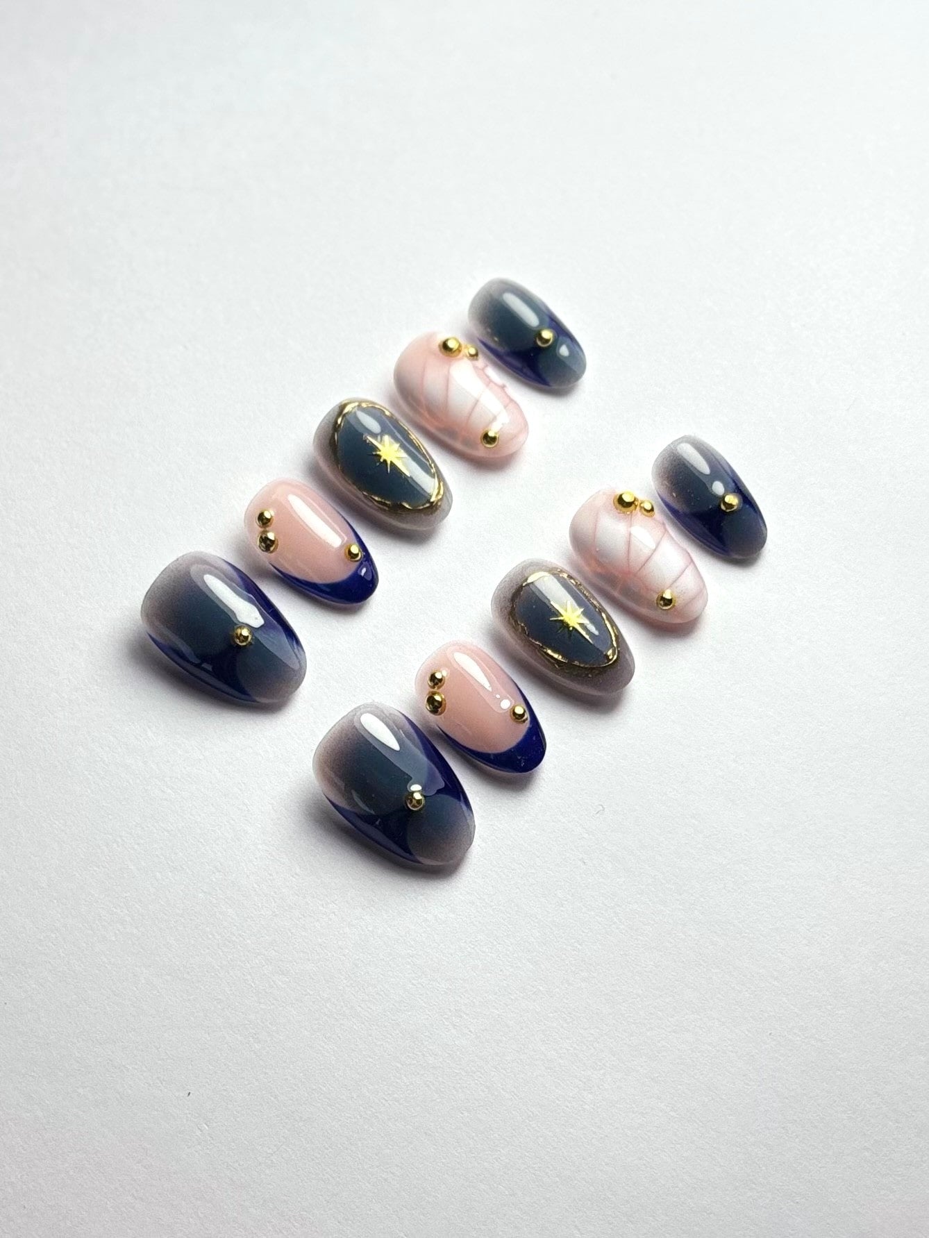 press on nails faits main réutilisables french bleu nuit perle dorée et nail art blanc blooming gel 