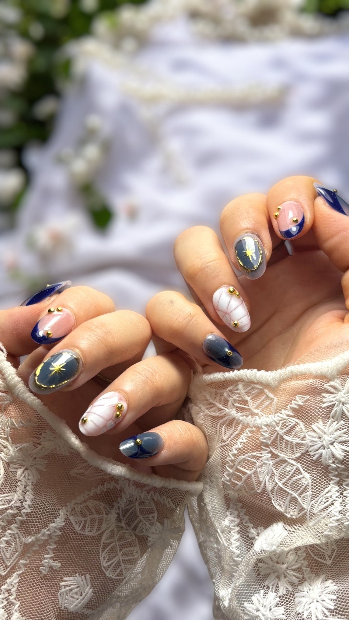 press on nails faits main réutilisables french bleu nuit perle dorée et nail art blanc blooming gel 