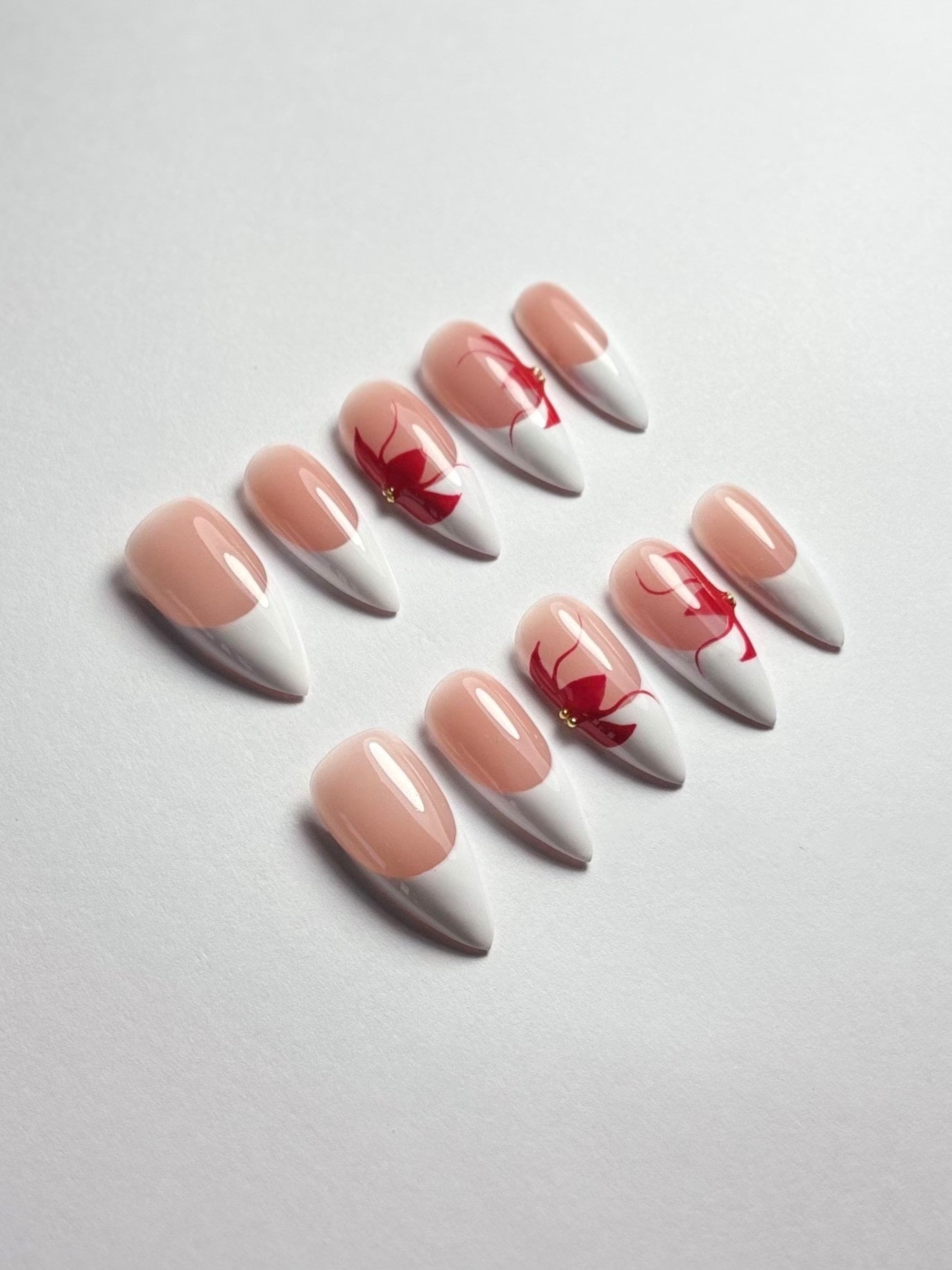 press on nails faits main réutilisables french fleurs rouge intense perle dorée