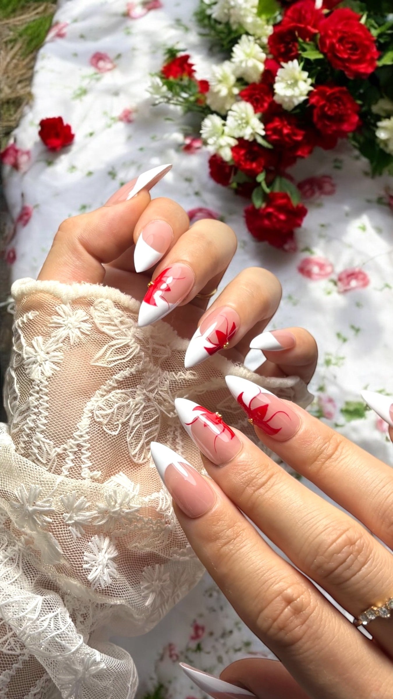 press on nails faits main réutilisables french fleurs rouge intense perle dorée