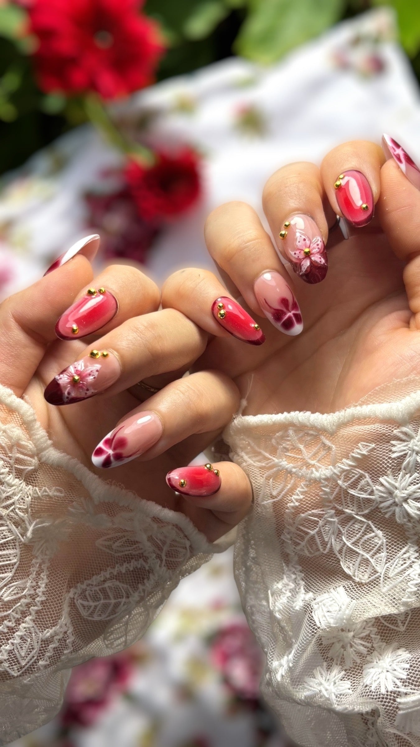 press on nails rouge fleurs 3D t french blanc perle doré