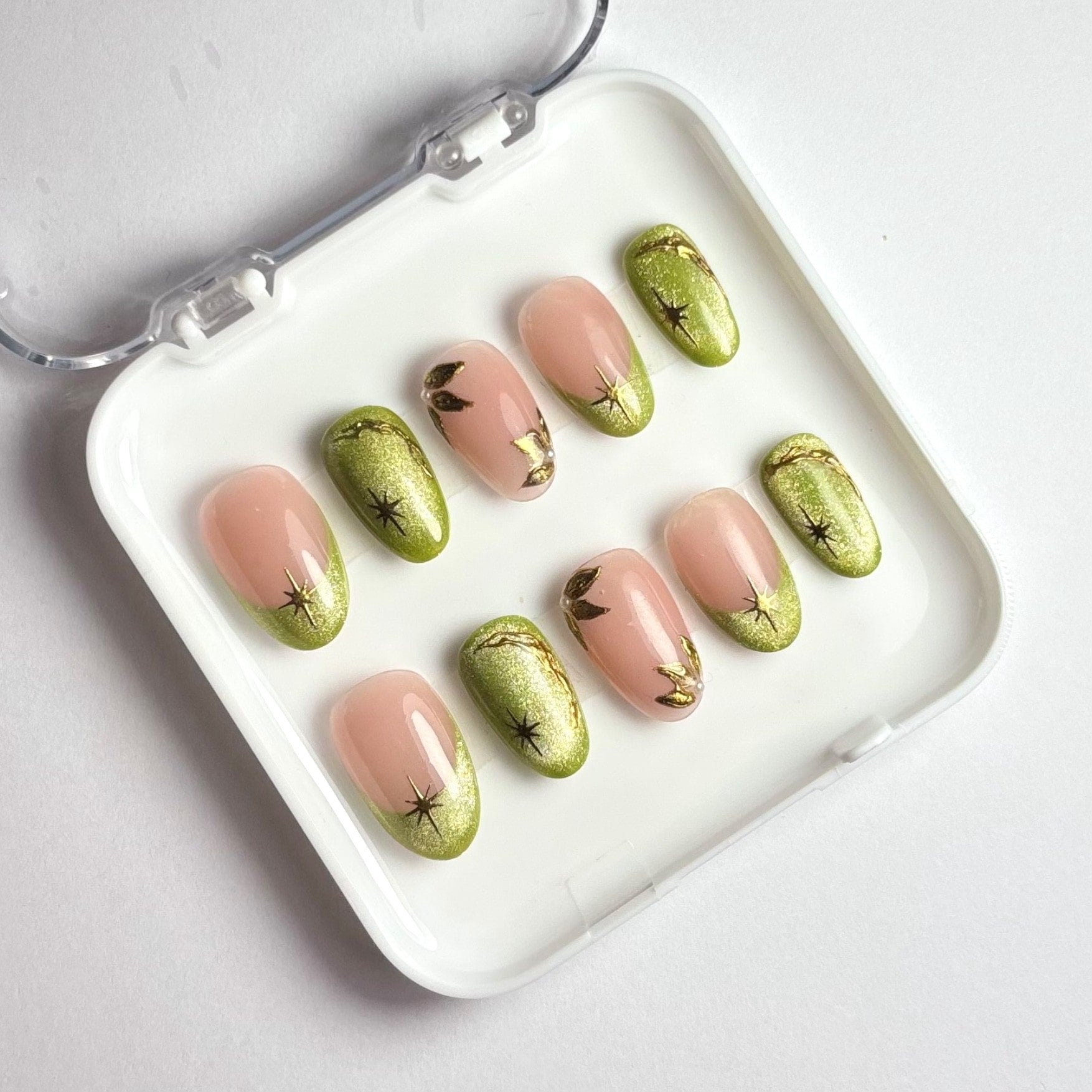 press on nails faits main réutilisables faux ongles nude french vert cat eyes nail art doré fleurs doré féérique et magique 