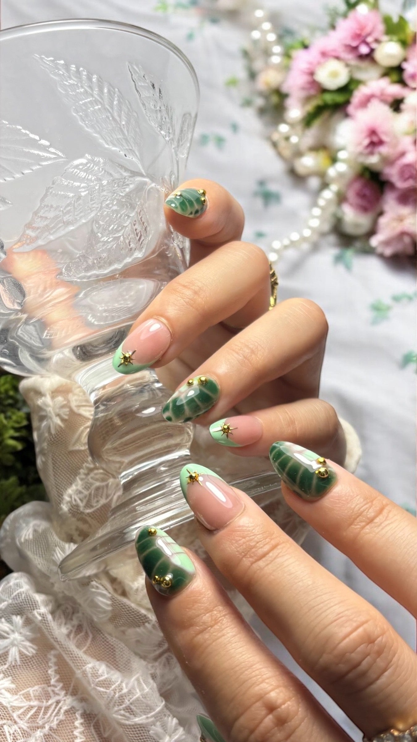 press on nails french vert d'eau blooming gel vert sapin perle doré étoile doré nail art