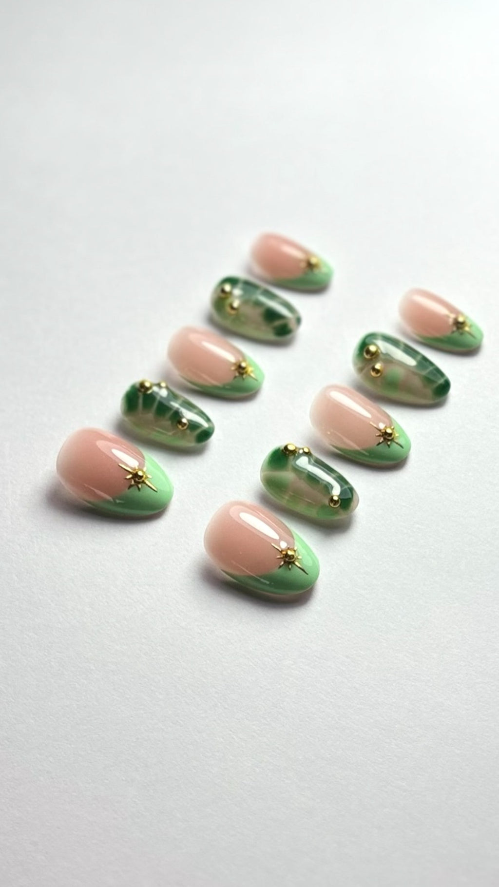 press on nails french vert d'eau blooming gel vert sapin perle doré étoile doré nail art