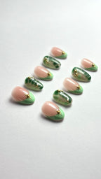 press on nails french vert d'eau blooming gel vert sapin perle doré étoile doré nail art
