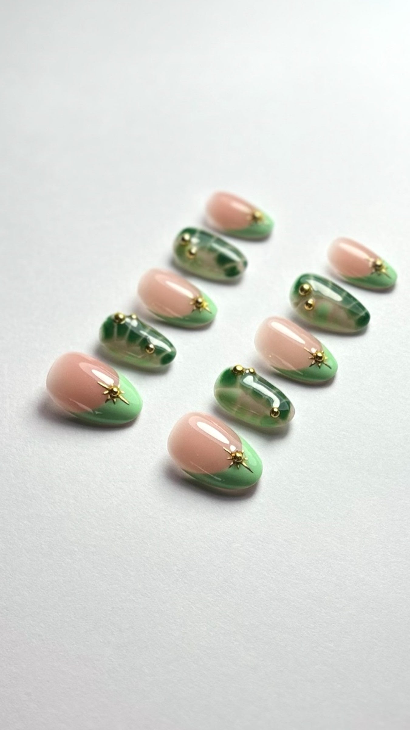 press on nails french vert d'eau blooming gel vert sapin perle doré étoile doré nail art