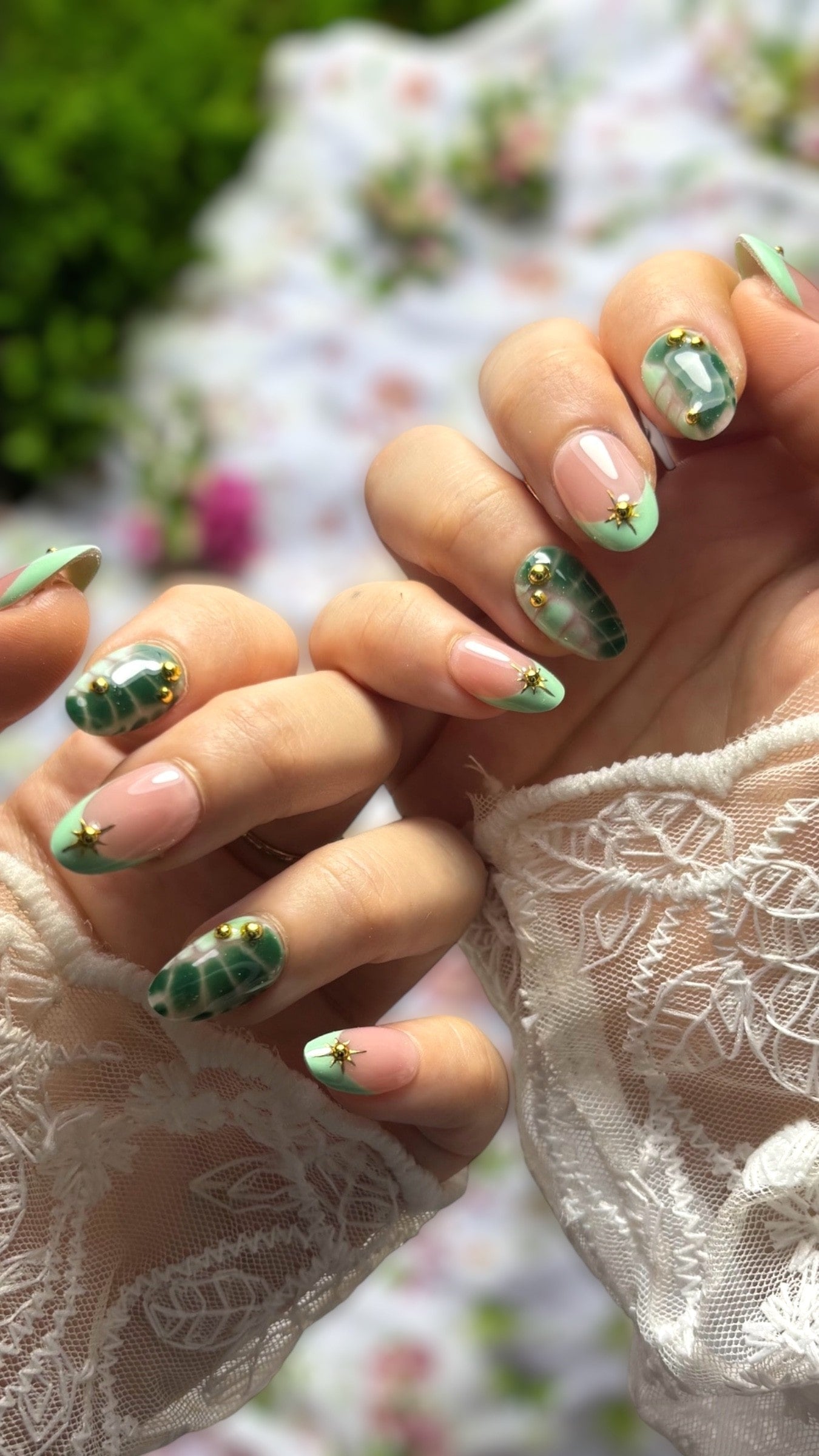 press on nails french vert d'eau blooming gel vert sapin perle doré étoile doré nail art